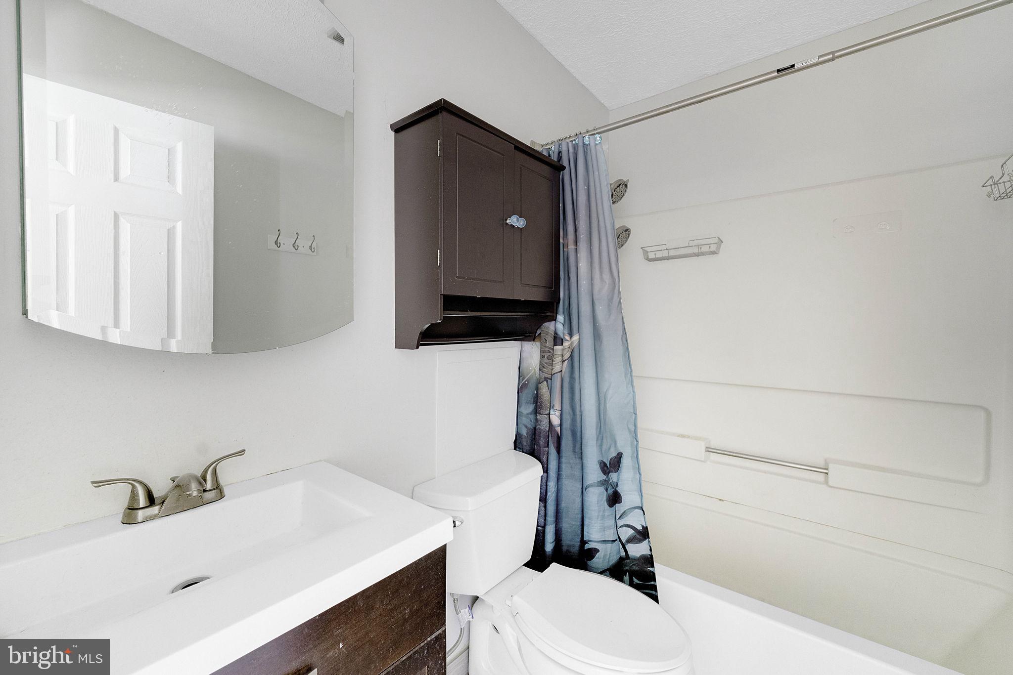 103 South Harrison Road Sterling, VA 20164 - Photo 25 of 34 Primary en suite bathroom