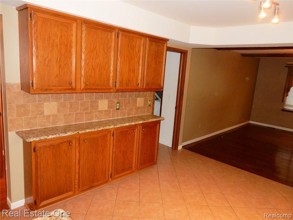 884 Ten Point Drive Rochester, MI 48309 - Photo 20 of 71 AKitchen5 (Large).jpg