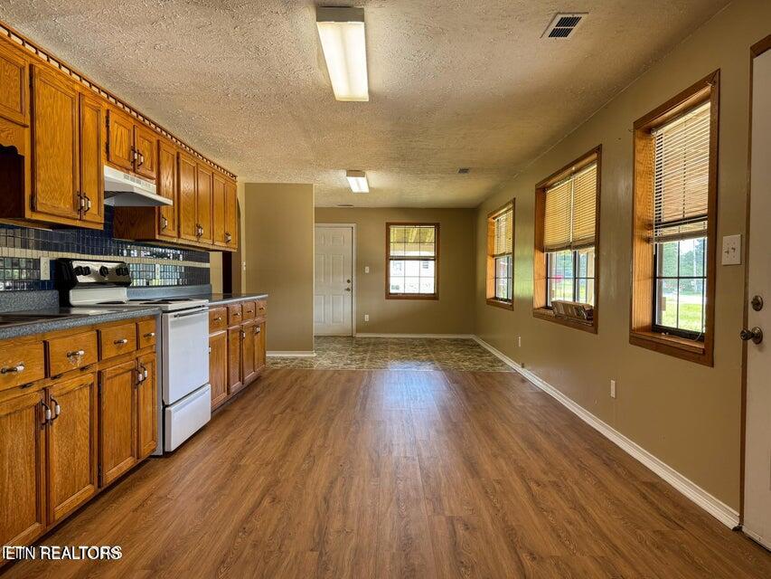 942 West 3rd Avenue Oneida, TN 37841 - Photo 8 of 28 20250819204750116946000000-o