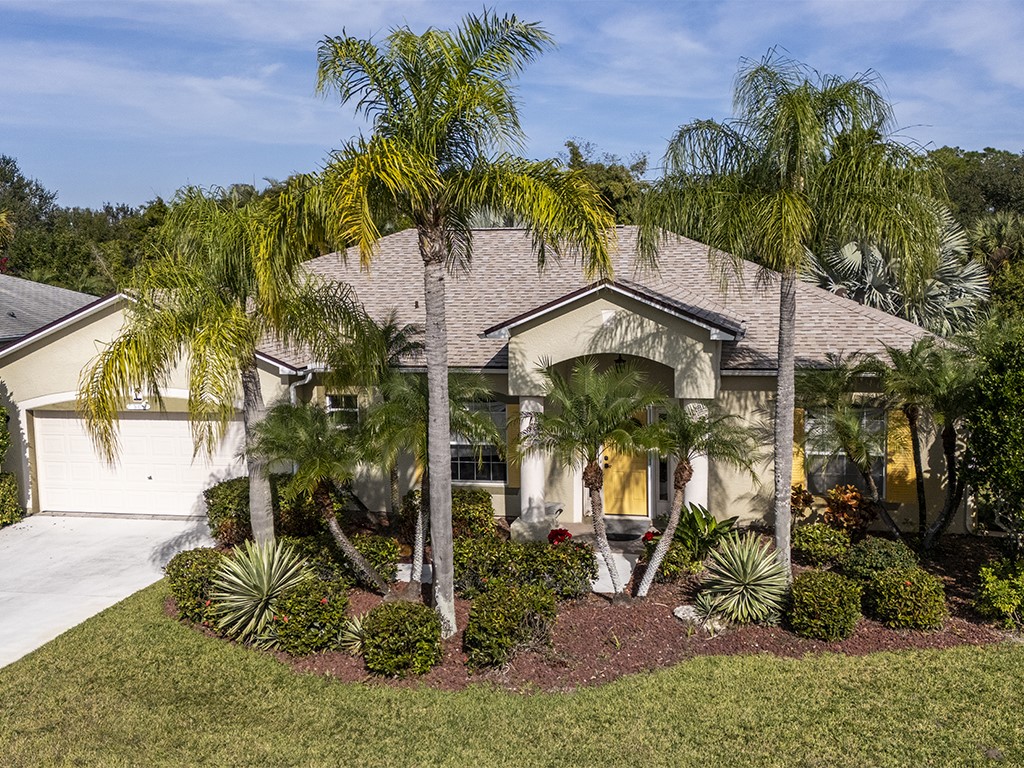 a view of a house with a yard