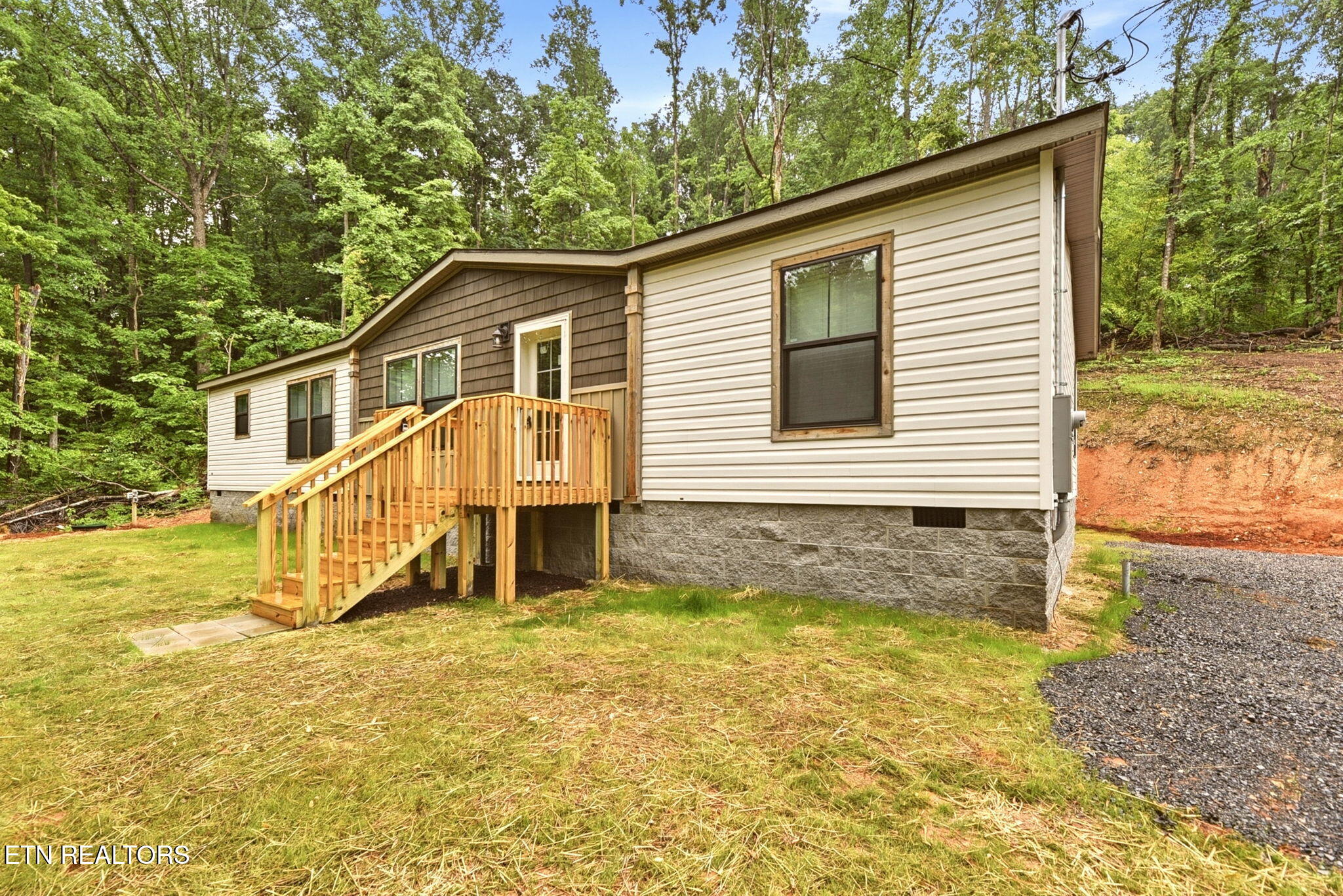 283 Farmer's Hollow Road Clinton, TN 37716 - Photo 2 of 28 2-web-or-mls-DSC_0003