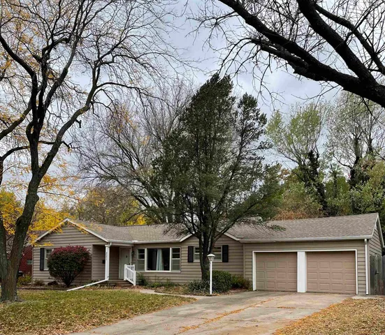 $260,000 | 221 South Parkwood Lane, Wichita, KS 67218
