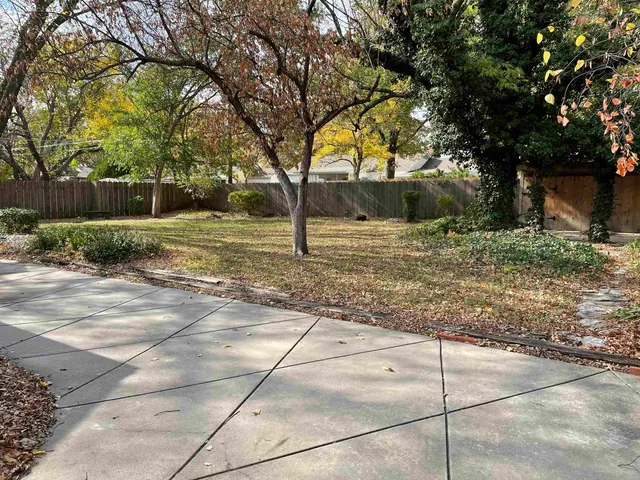 $260,000 | 221 South Parkwood Lane, Wichita, KS 67218
