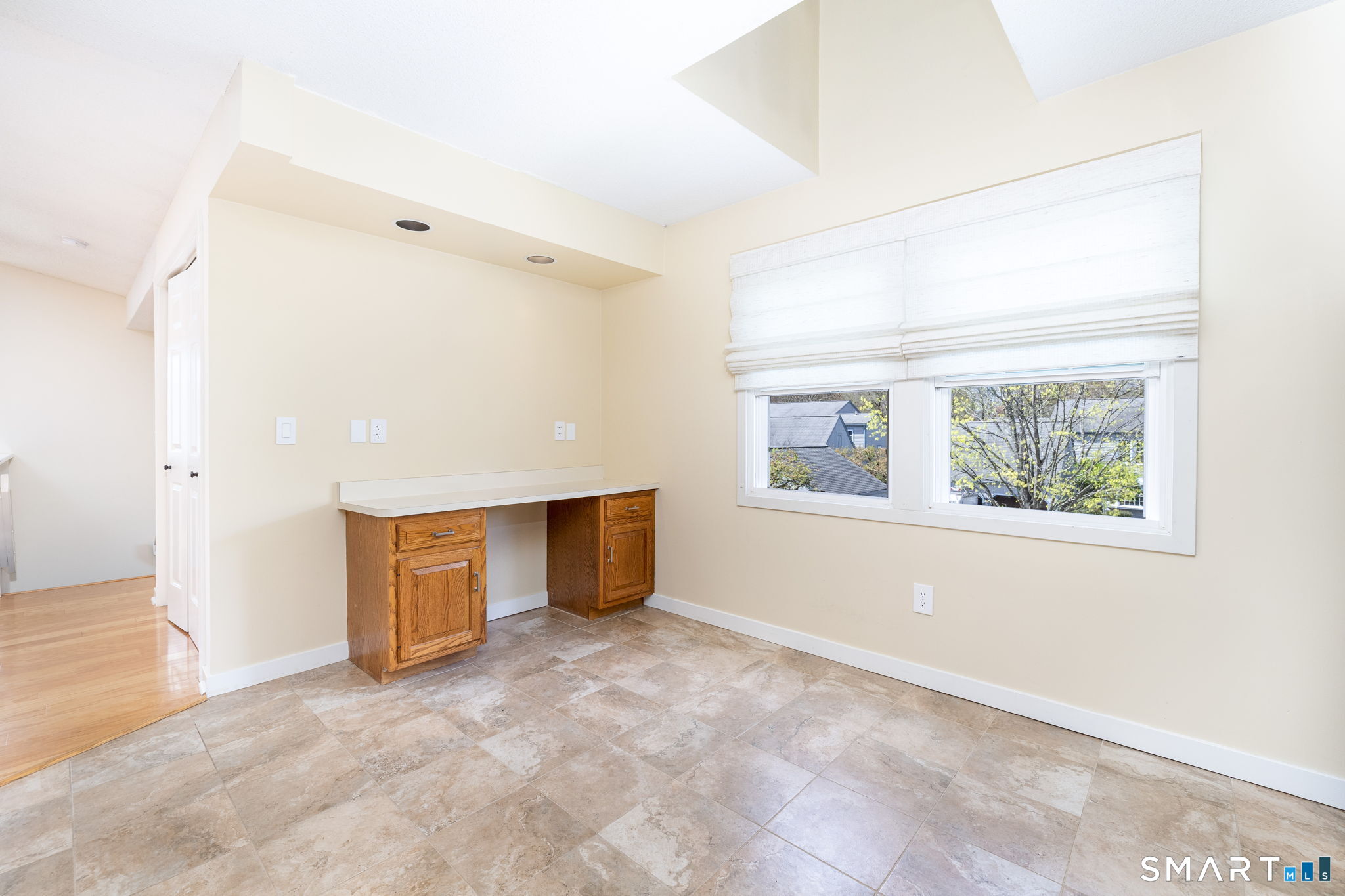 85 Gate Ridge Road, Unit 85 Fairfield, CT 06825 - Photo 8 of 38 an empty room with windows