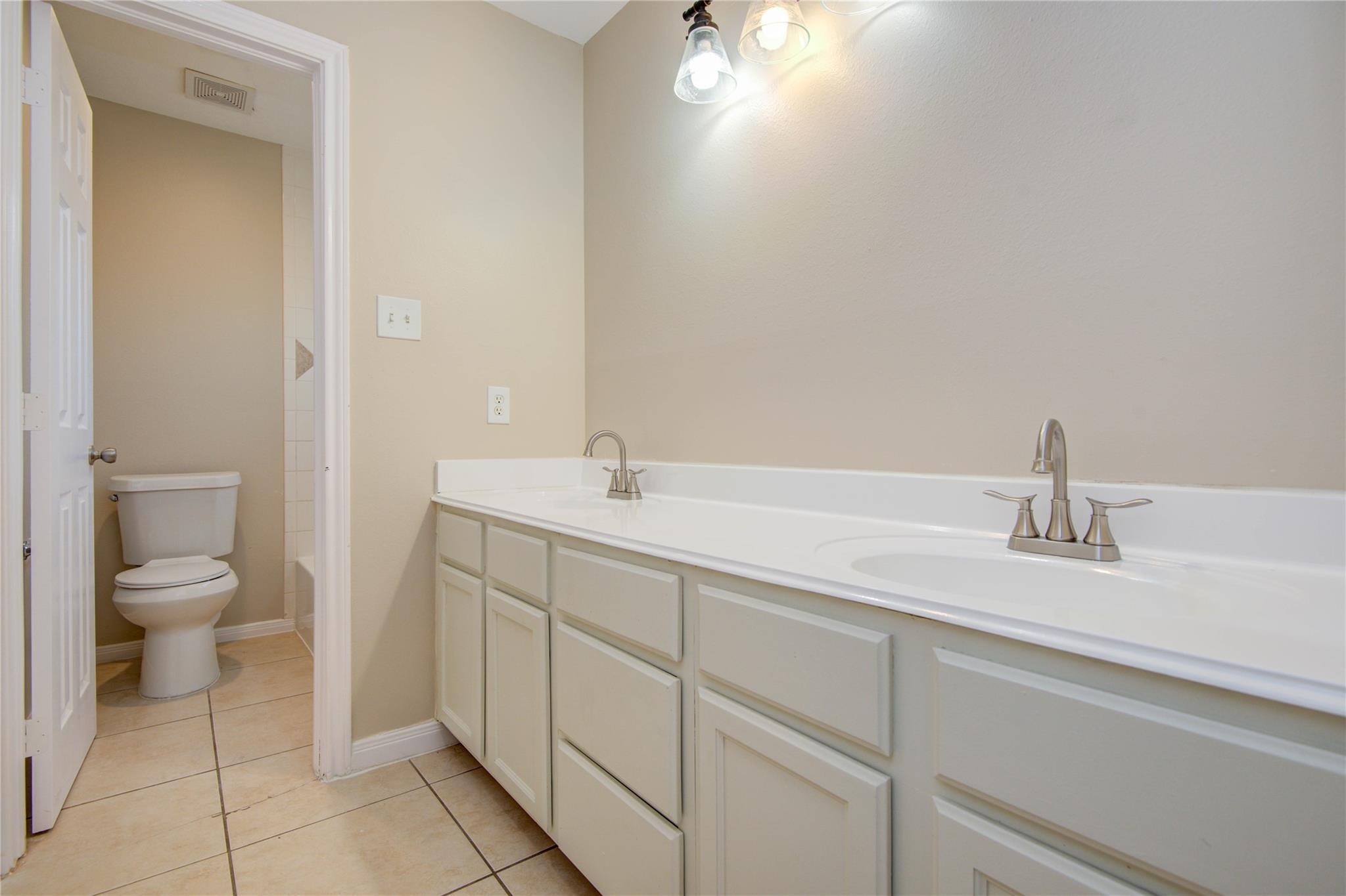 8902 Edgebrook Drive Houston, TX 77075 - Photo 27 of 30 `Secondary Bathroom