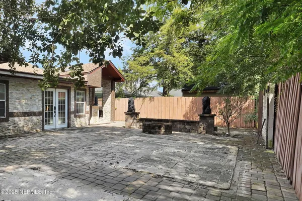 a view of a house with backyard