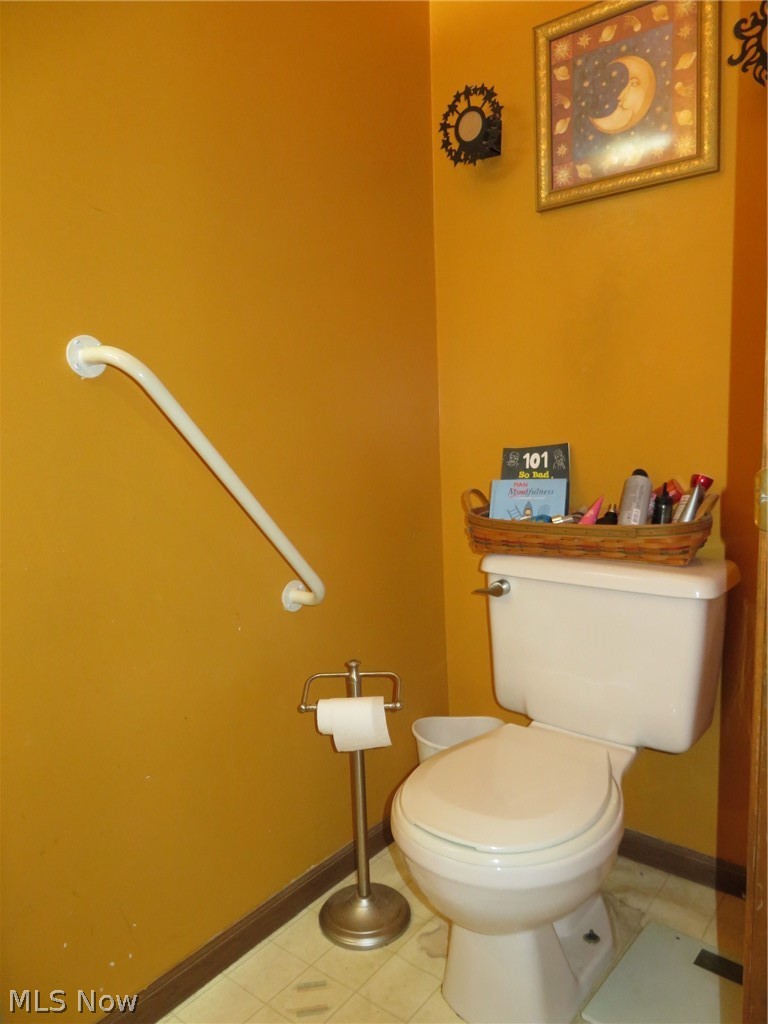 45295 Parsons Road Oberlin, OH 44074 - Photo 25 of 39 The first floor half bath toilet