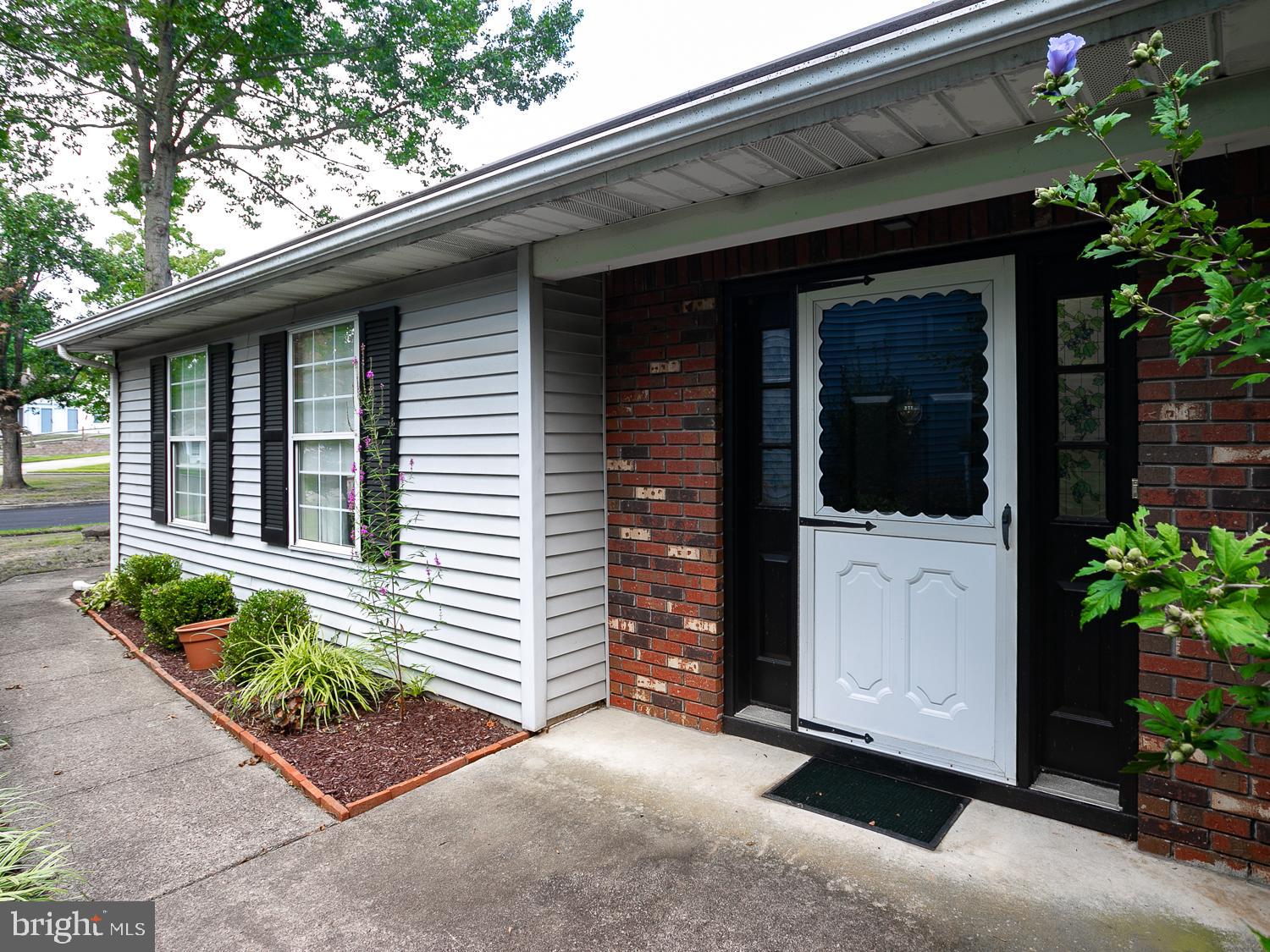109 Lake View Court Columbus, NJ 08022 - Photo 2 of 29 Front entry door