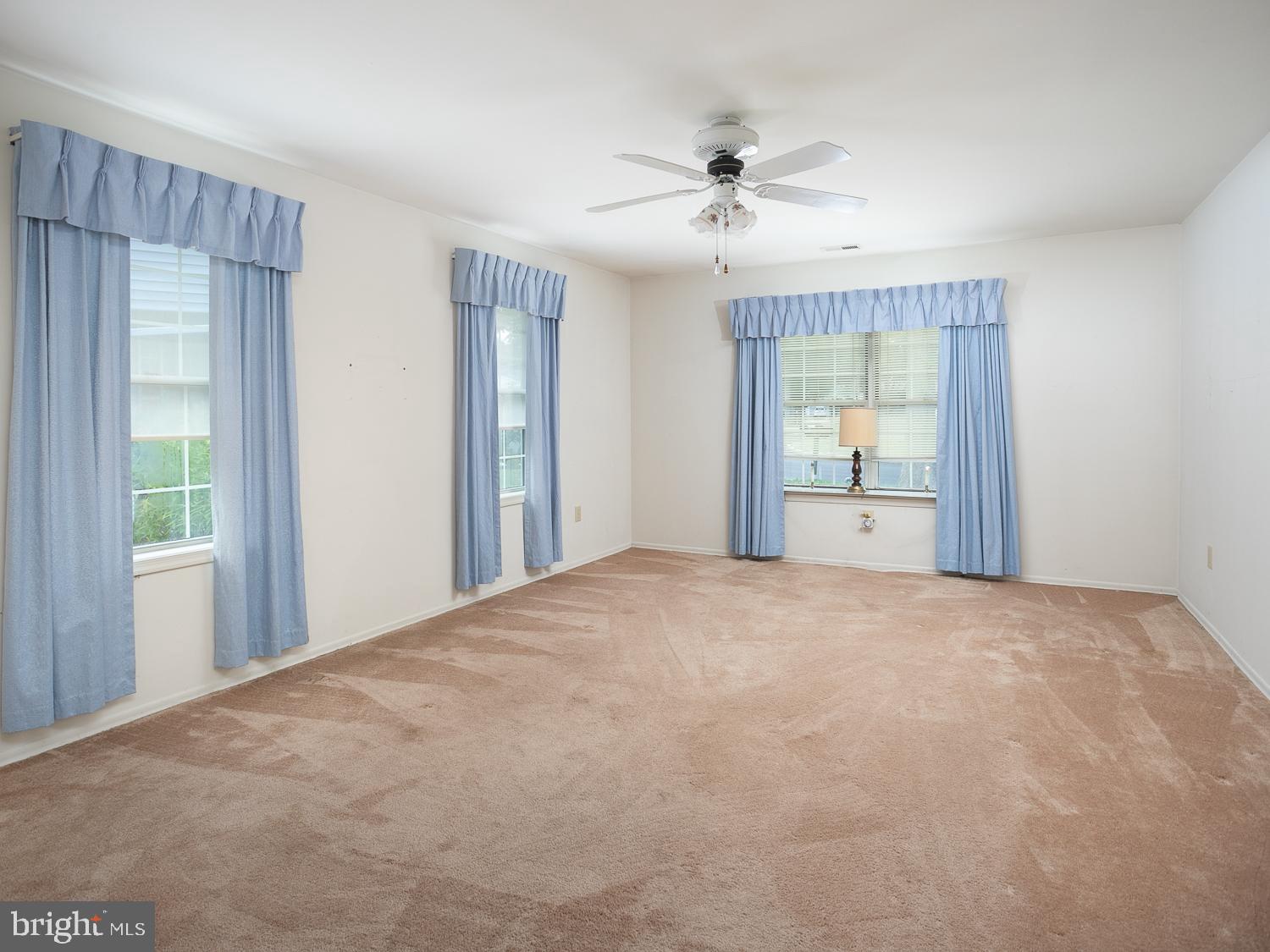 109 Lake View Court Columbus, NJ 08022 - Photo 23 of 29 Living room