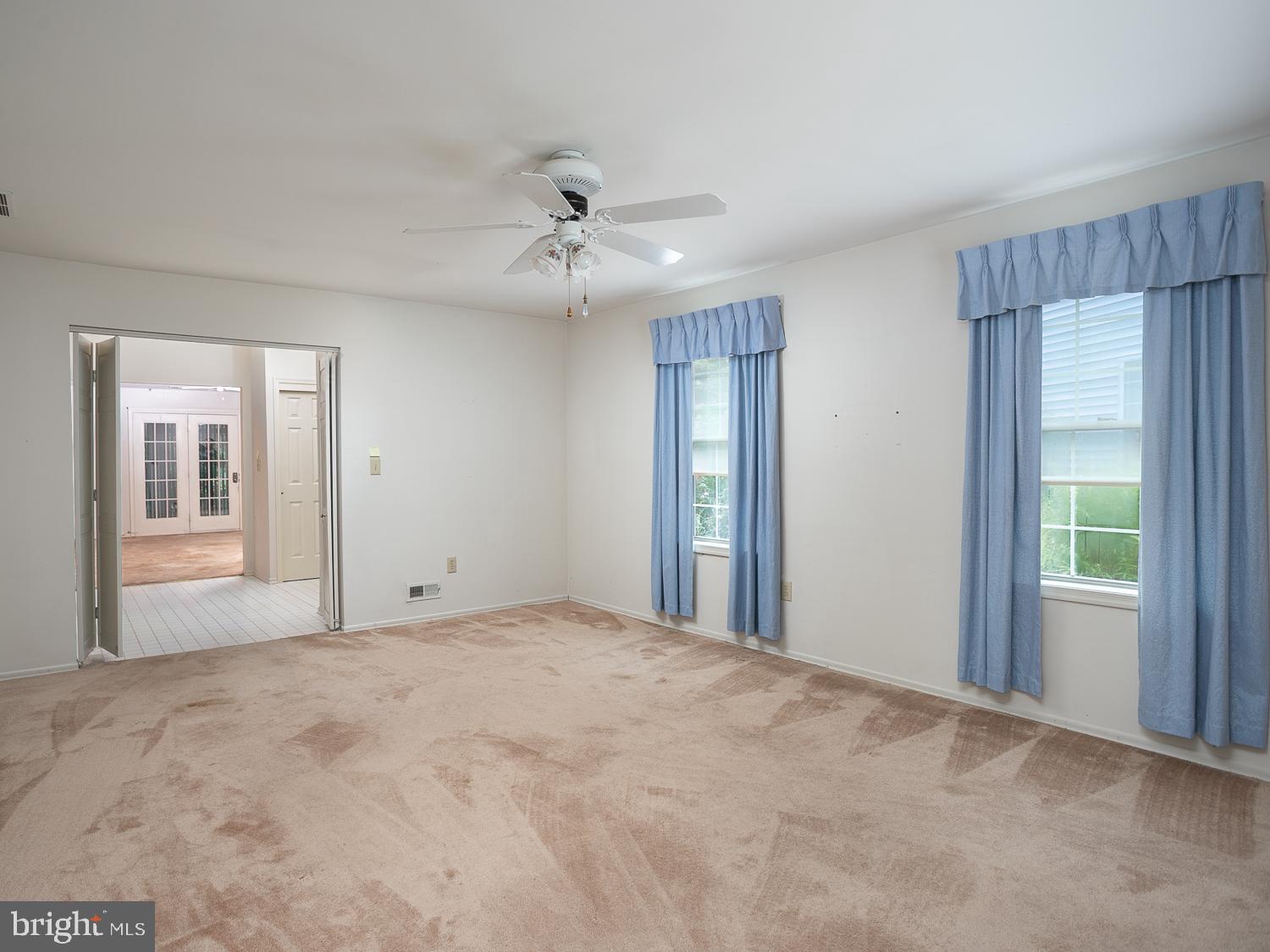 109 Lake View Court Columbus, NJ 08022 - Photo 24 of 29 Living room