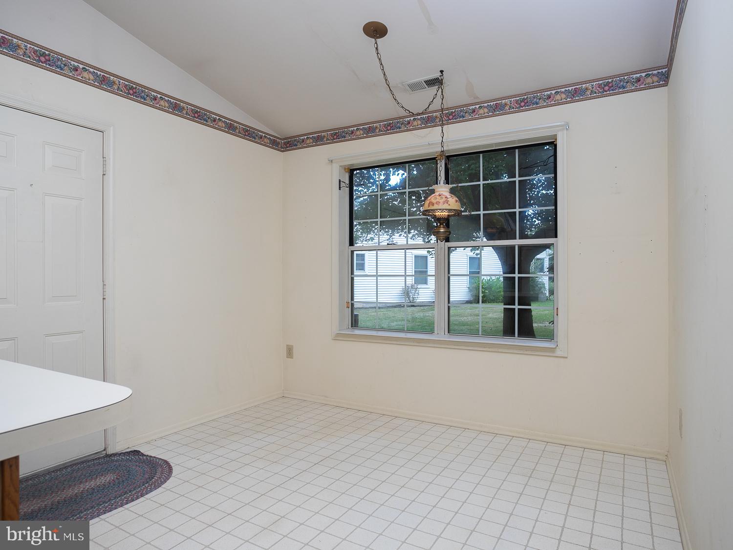 109 Lake View Court Columbus, NJ 08022 - Photo 9 of 29 Breakfast room #1