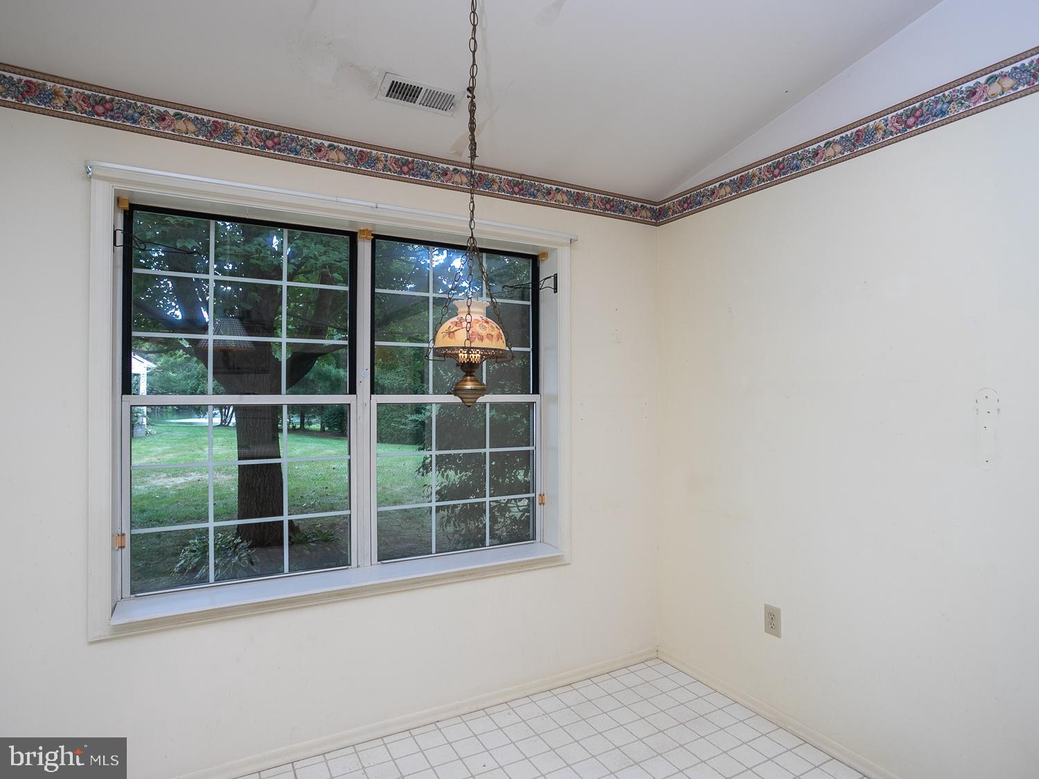 109 Lake View Court Columbus, NJ 08022 - Photo 10 of 29 Breakfast room #2