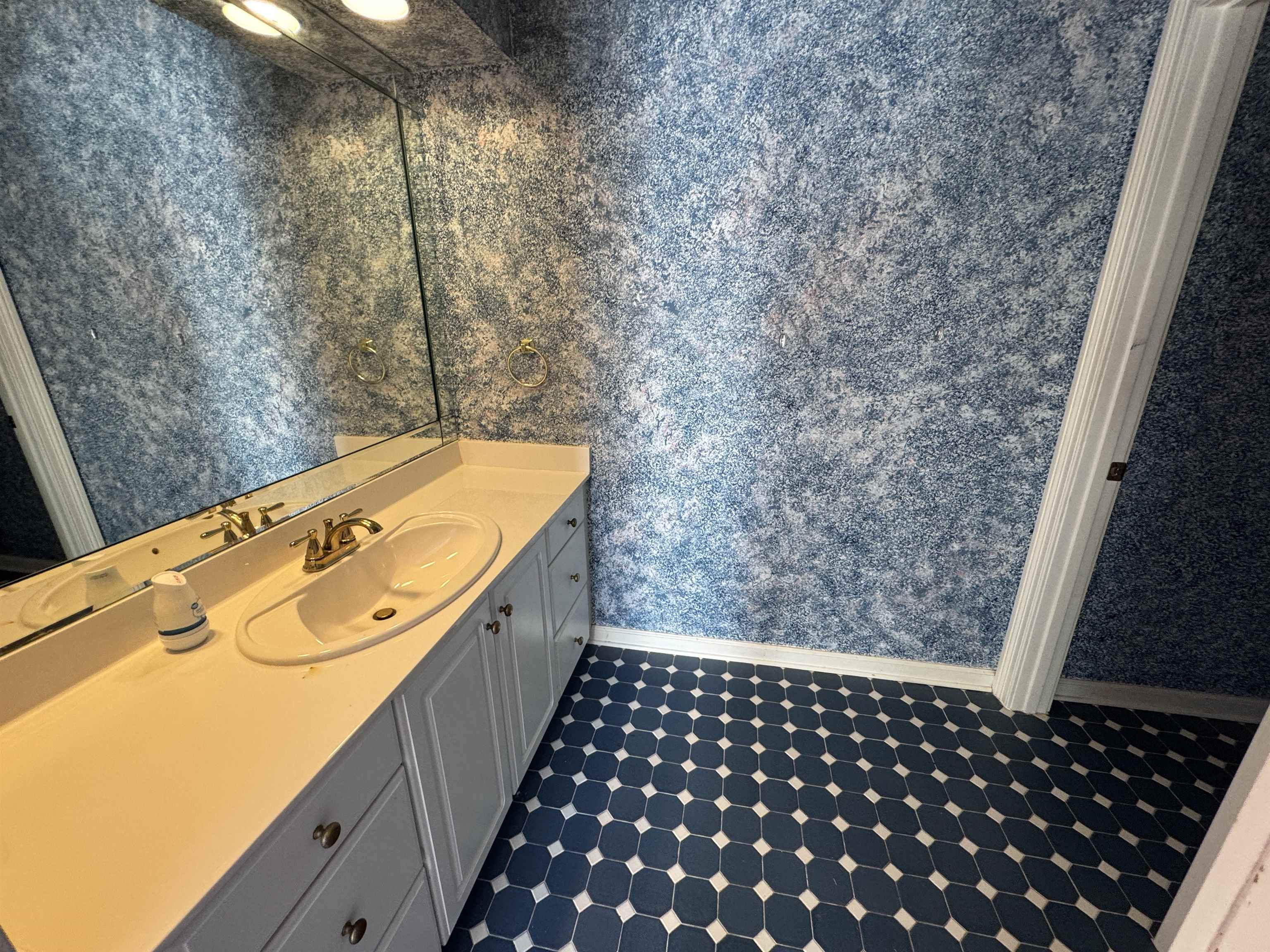 9500 Plantation Lake Road Collierville, TN 38017 - Photo 33 of 40 a bathroom with a sink and a mirror