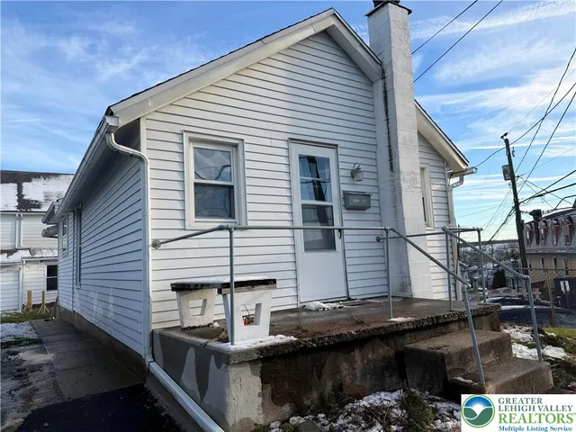 a view of houses with sky view