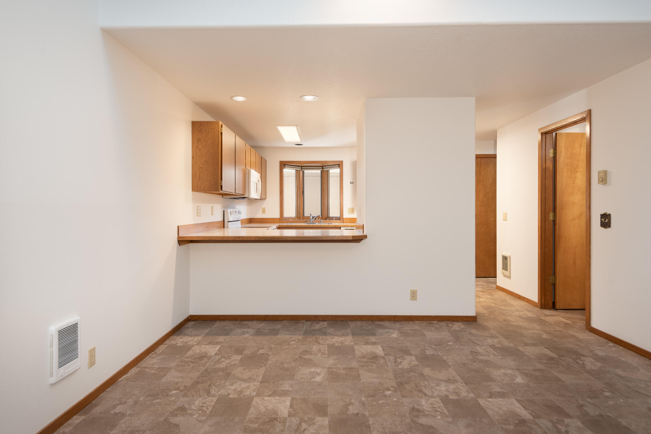 1050 Northeast Butler Market Road, Unit 56 Bend, OR 97701 - Photo 5 of 23 Dining