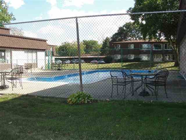 30229 Utica Road, Unit 62 Roseville, MI 48066 - Photo 5 of 8 31025352-4.JPG