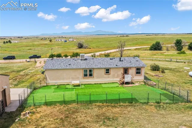 a view of a big room with a big yard