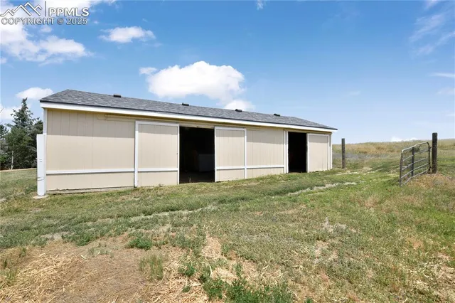 a house view with backyard space