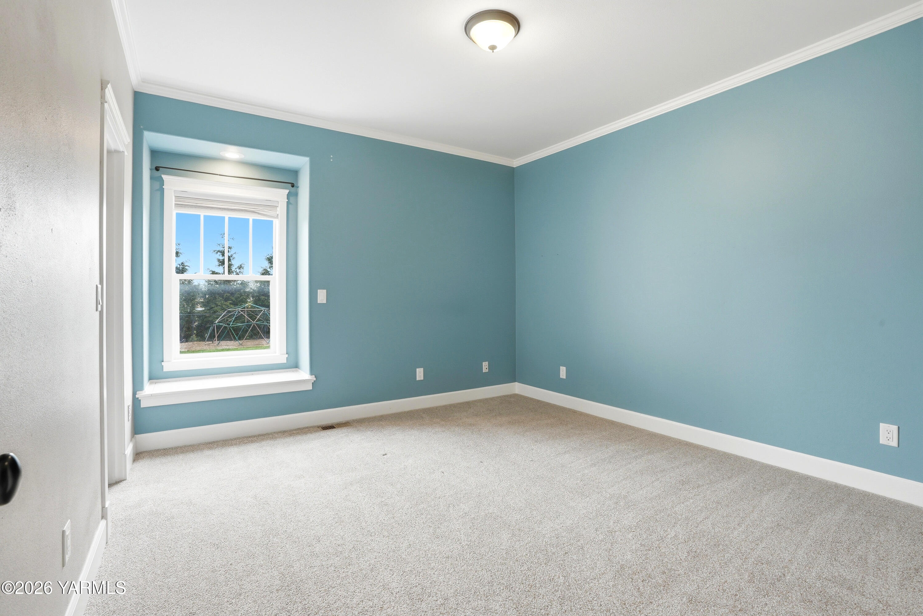 230 Albro Road Sunnyside, WA 98944 - Photo 24 of 46 an empty room with a window