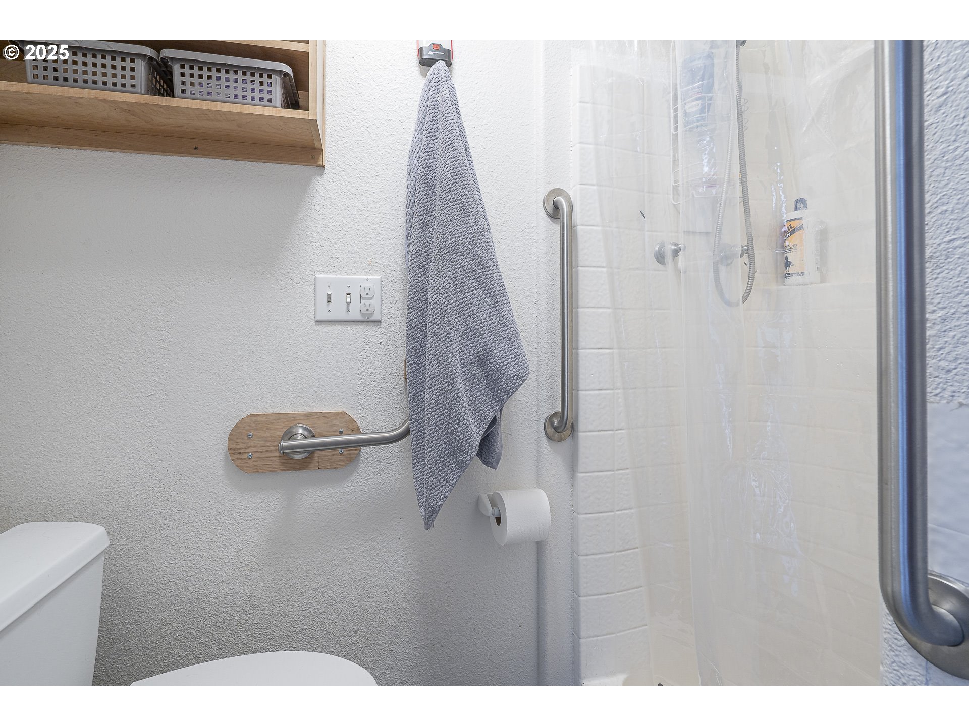 287 Canyon View Drive Lafayette, OR 97127 - Photo 25 of 33 a bathroom with a shower