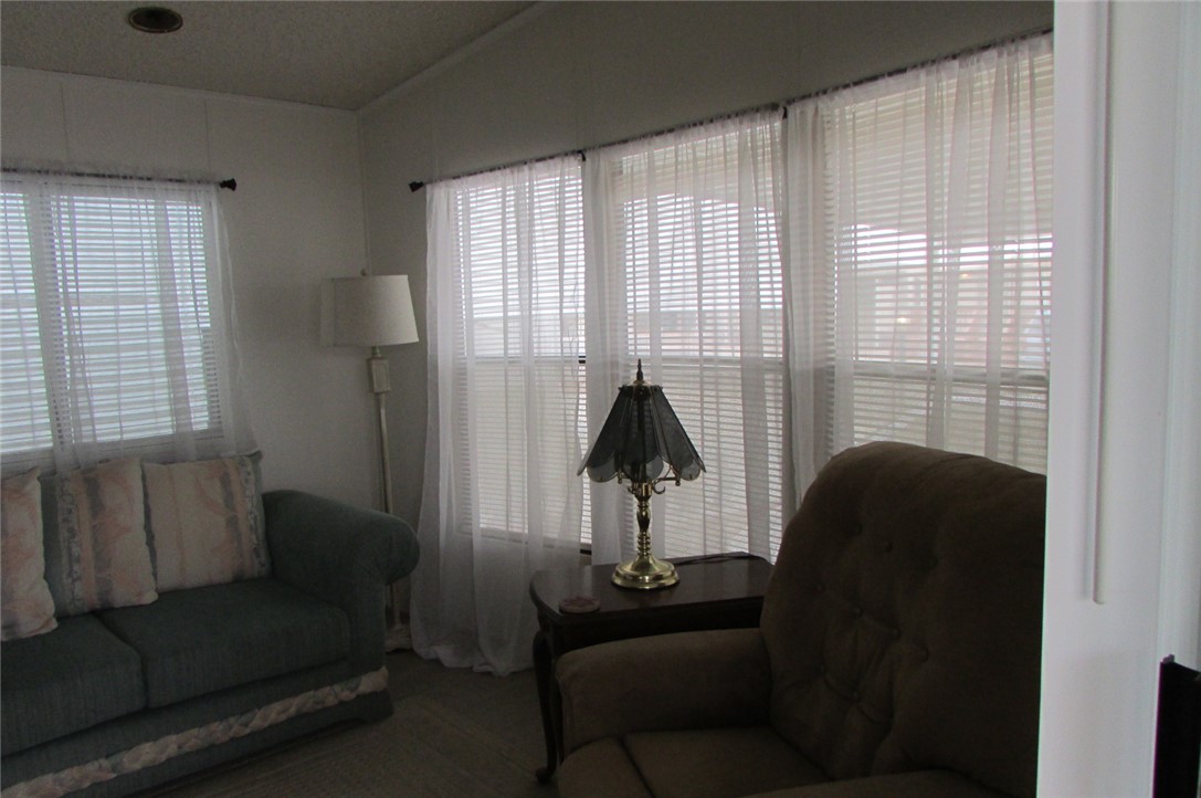 2000 Ramar Road, Unit 518 Bullhead City, AZ 86442 - Photo 12 of 37 Sitting Room