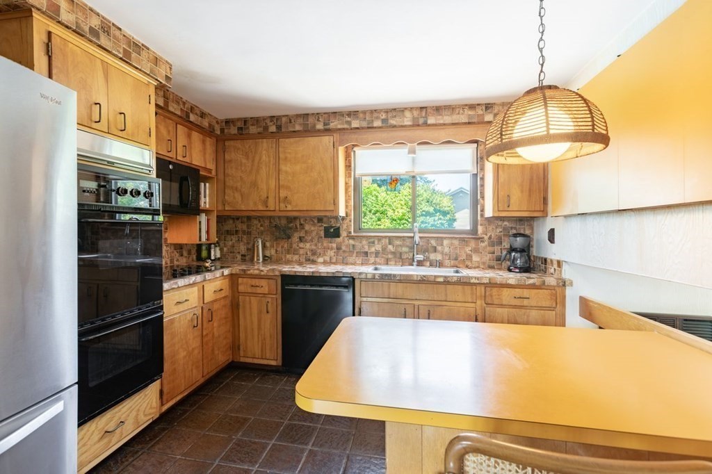 17 Longstreet Road Peabody, MA 01960 - Photo 8 of 36 Gallery Image 8