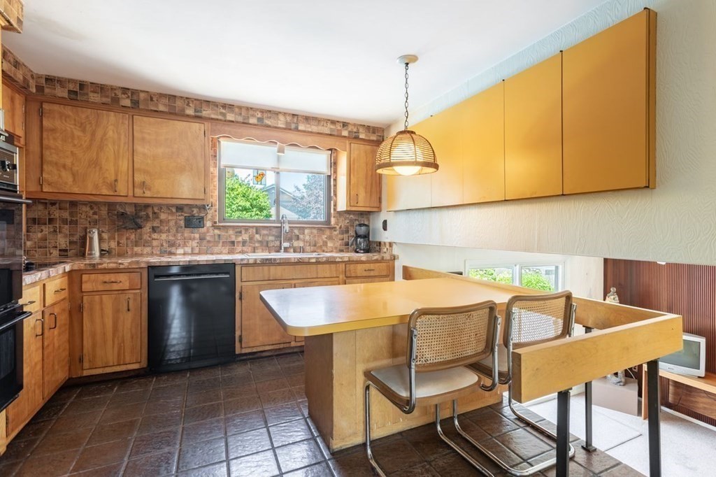 17 Longstreet Road Peabody, MA 01960 - Photo 10 of 36 Gallery Image 10