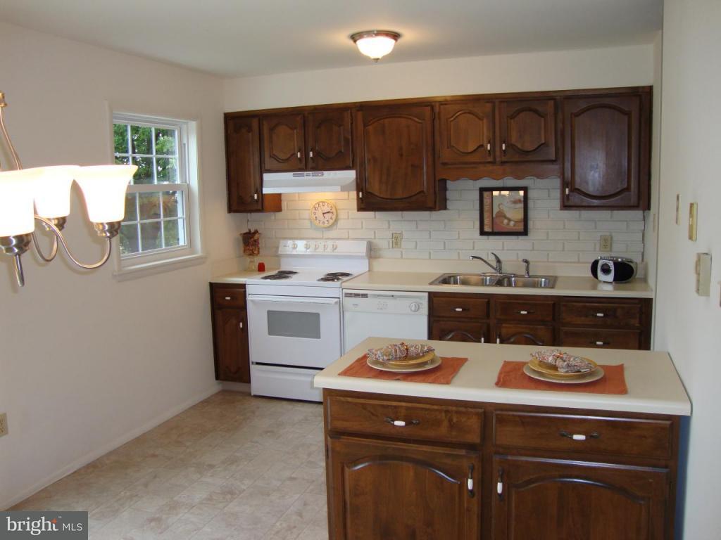94 Summer Lane Lititz, PA 17543 - Photo 3 of 14 Gallery Image 3