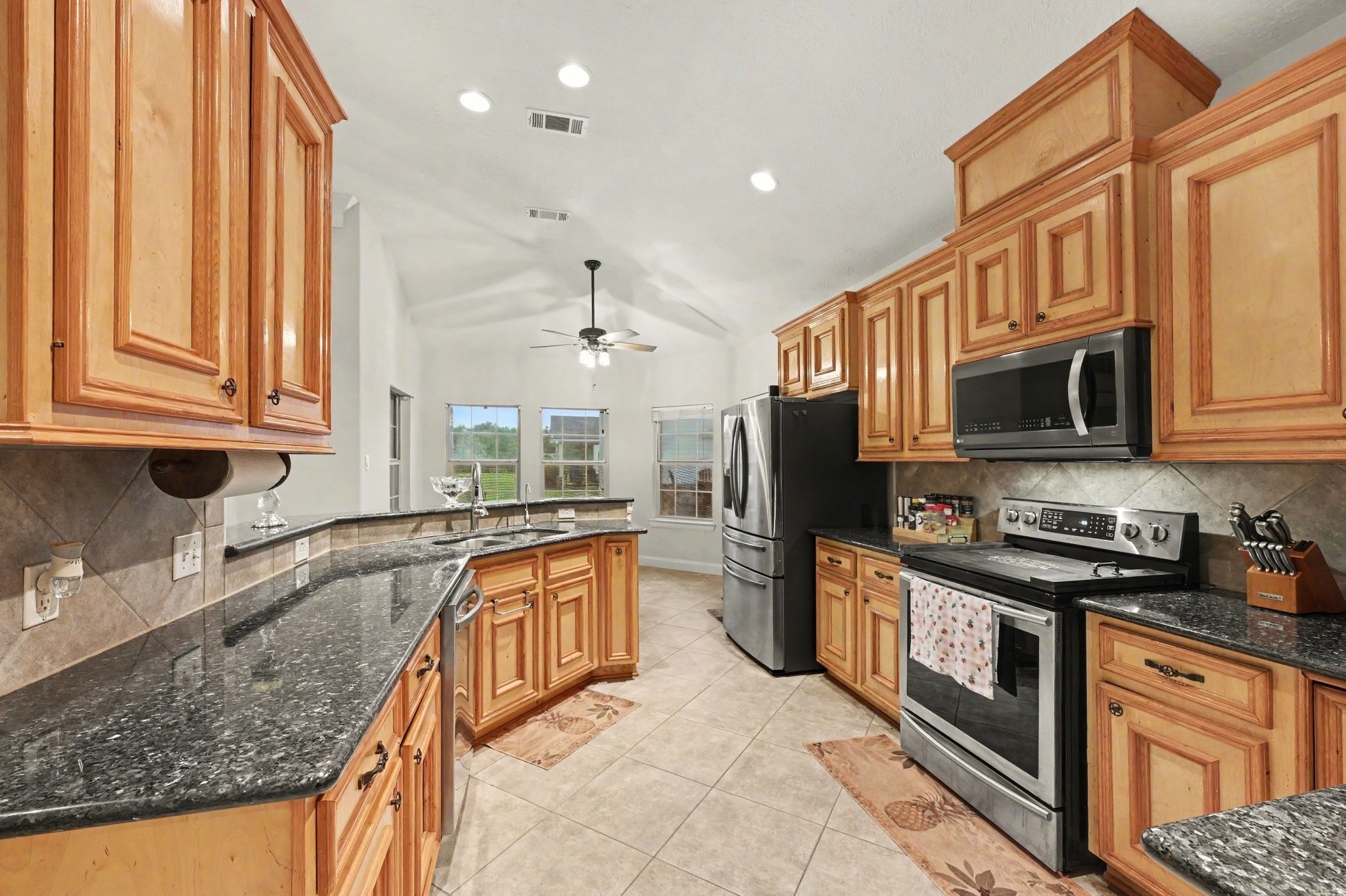 7730 Pebble Hill Lane Rosharon, TX 77583 - Photo 10 of 43