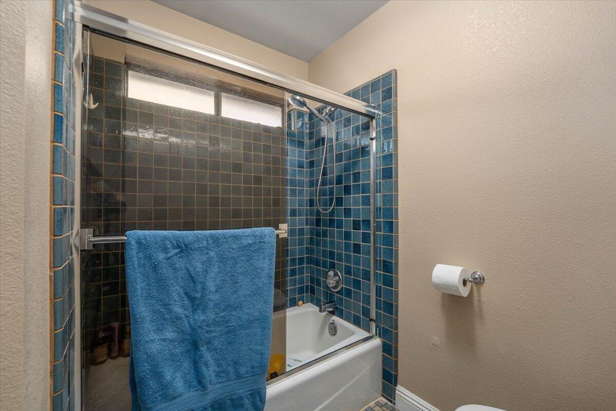 1863 Gold Hills Drive Redding, CA 96003 - Photo 23 of 50 Guest Bath