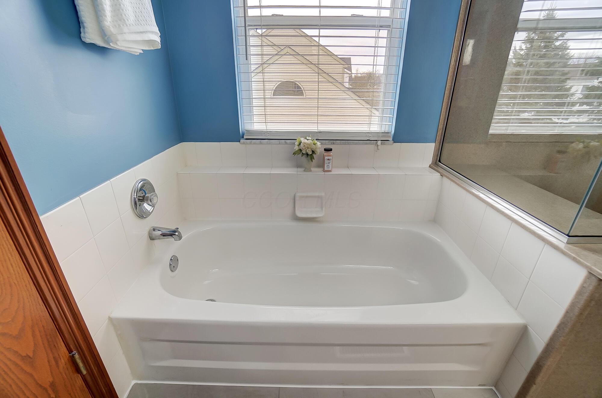 5337 Sutter Home Road Hilliard, OH 43026 - Photo 35 of 72 Owner's suite private bath features a tub, shower, and double sink!
