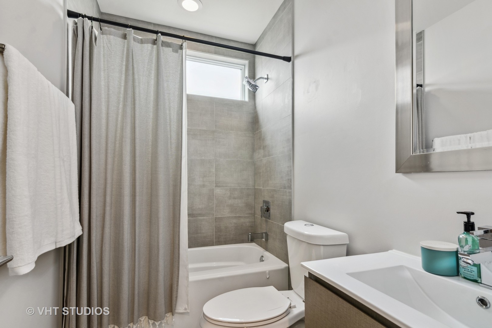 1209 East 46th Street, Unit 4E Chicago, IL 60653 - Photo 12 of 15 a bathroom with a sink toilet and shower