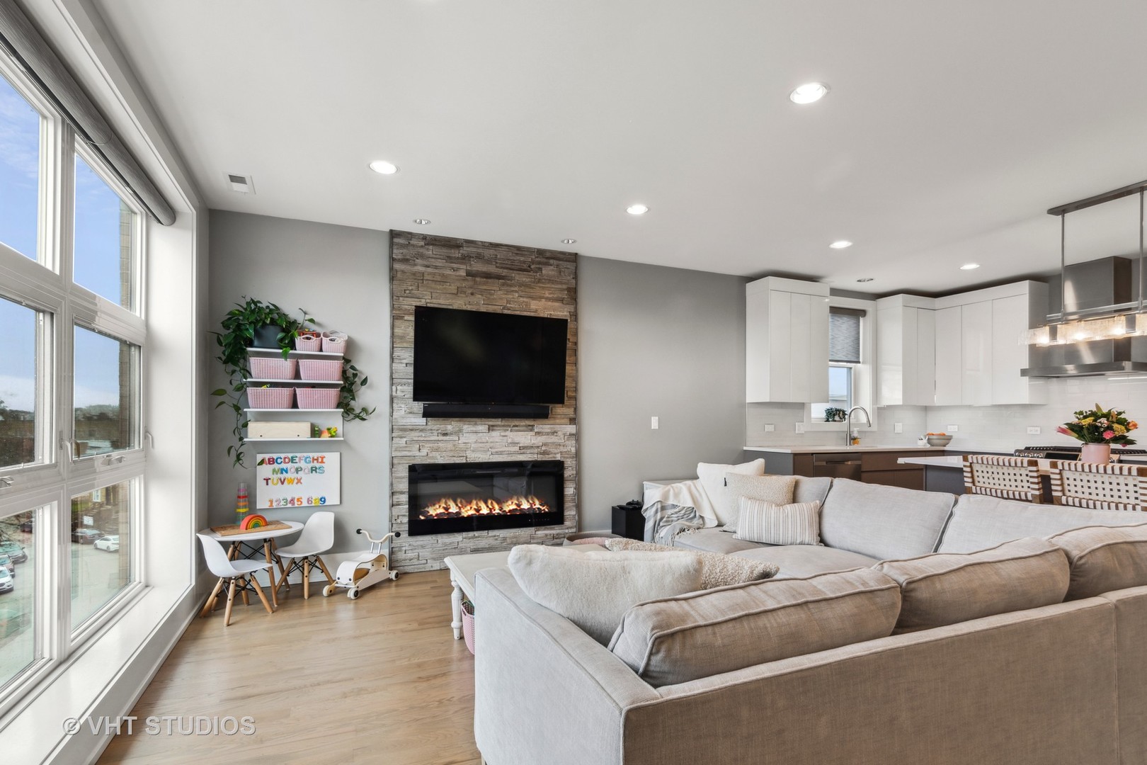 1209 East 46th Street, Unit 4E Chicago, IL 60653 - Photo 3 of 15 a living room with furniture a fireplace and a flat screen tv