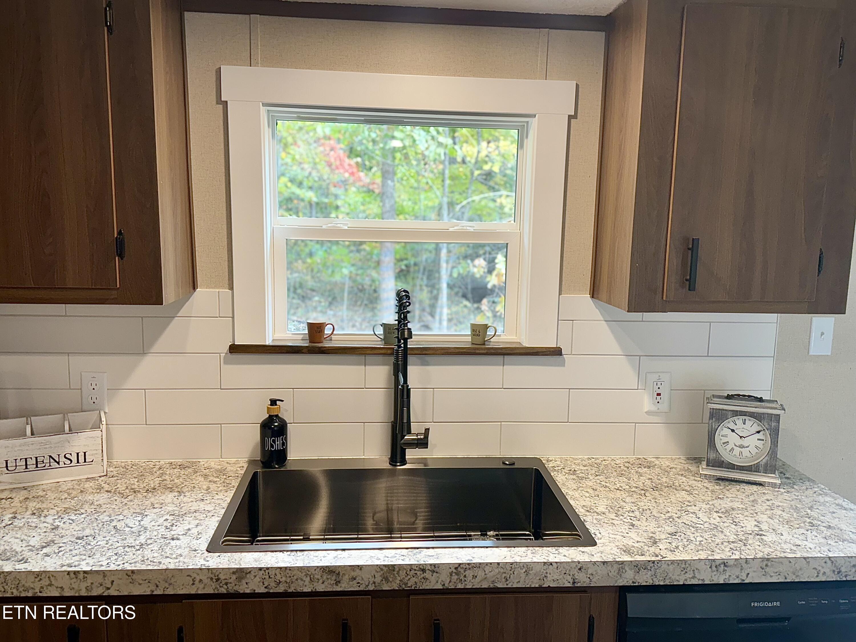 112 Clear Springs Road Harriman, TN 37748 - Photo 11 of 31 IMG_7845