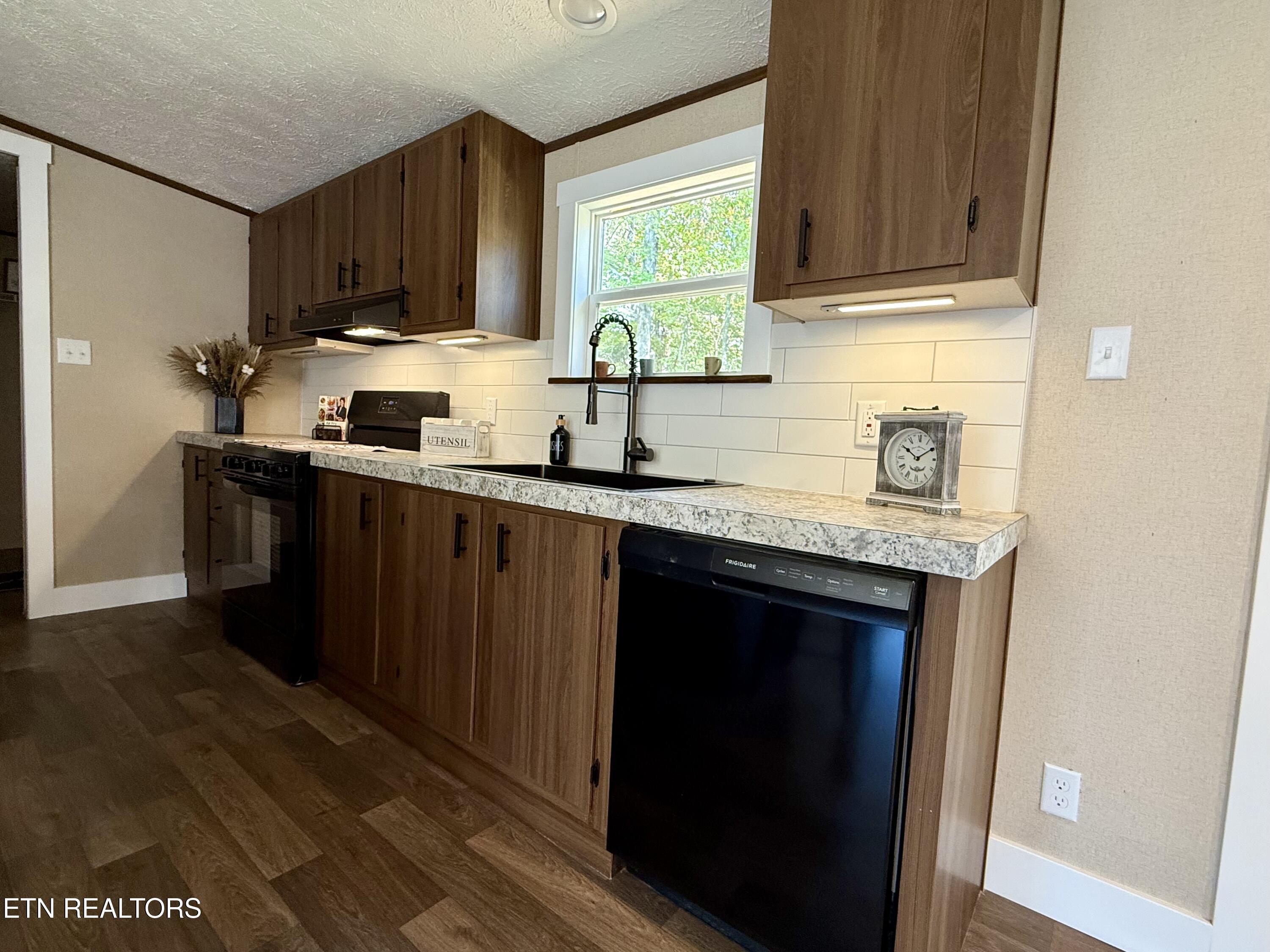 112 Clear Springs Road Harriman, TN 37748 - Photo 9 of 31 IMG_4147