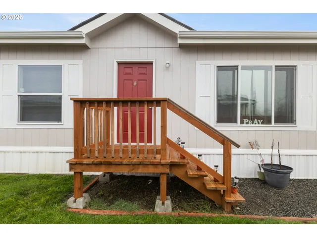 a view of entryway with a front door