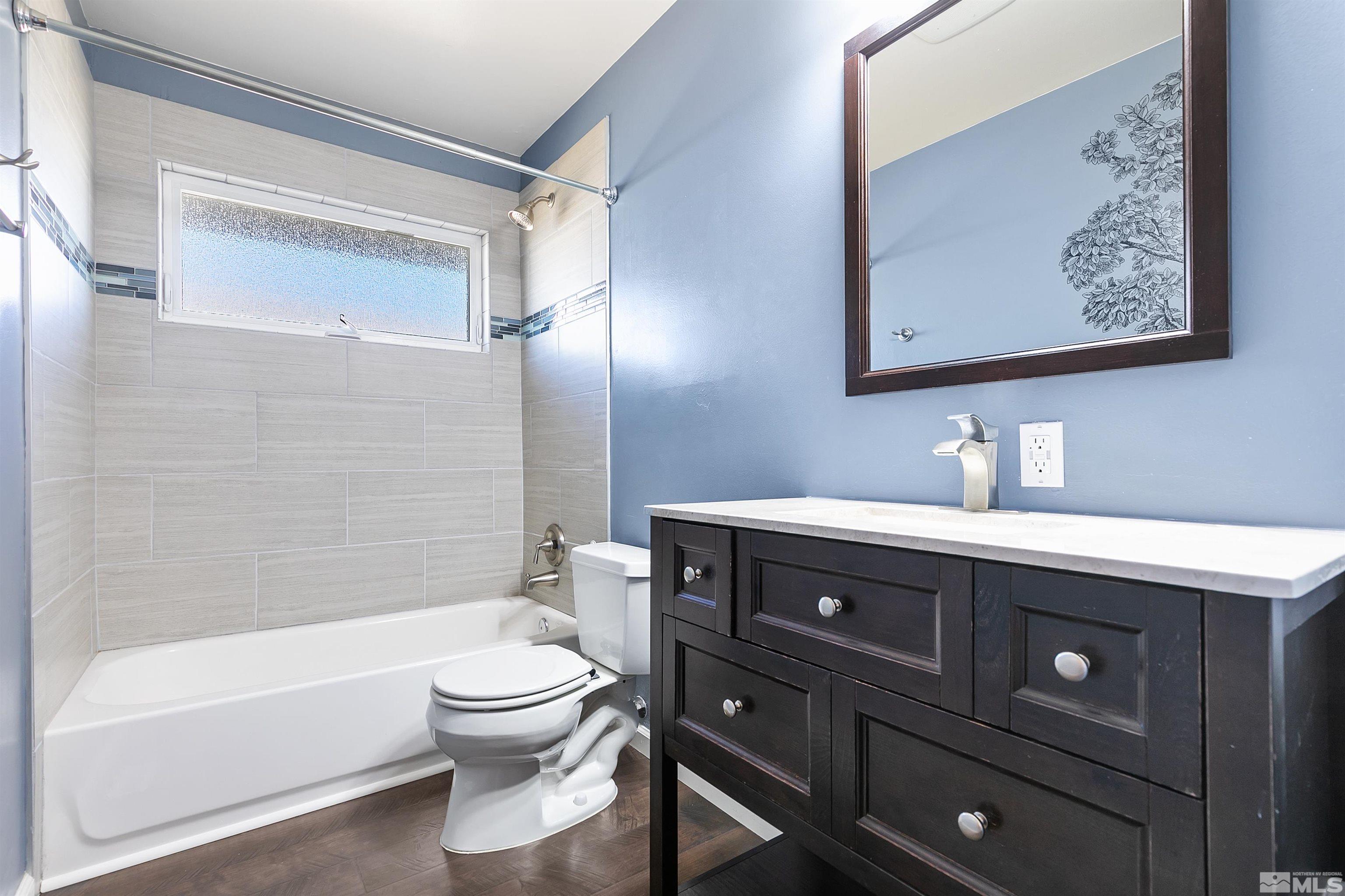 420 Tarn Way Reno, NV 89503 - Photo 26 of 35 a bathroom with a toilet a sink and a bathtub
