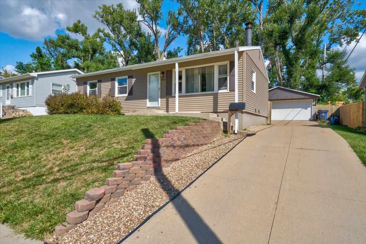 821 Cheyenne Road Northwest Cedar Rapids, IA 52405 - Photo 3 of 29 Gallery Image 3