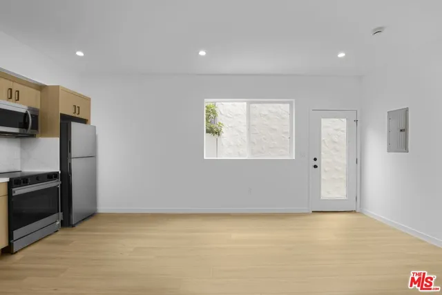 $2,997 | 10826 1/4 Hesby Street, North Hollywood, CA 91601