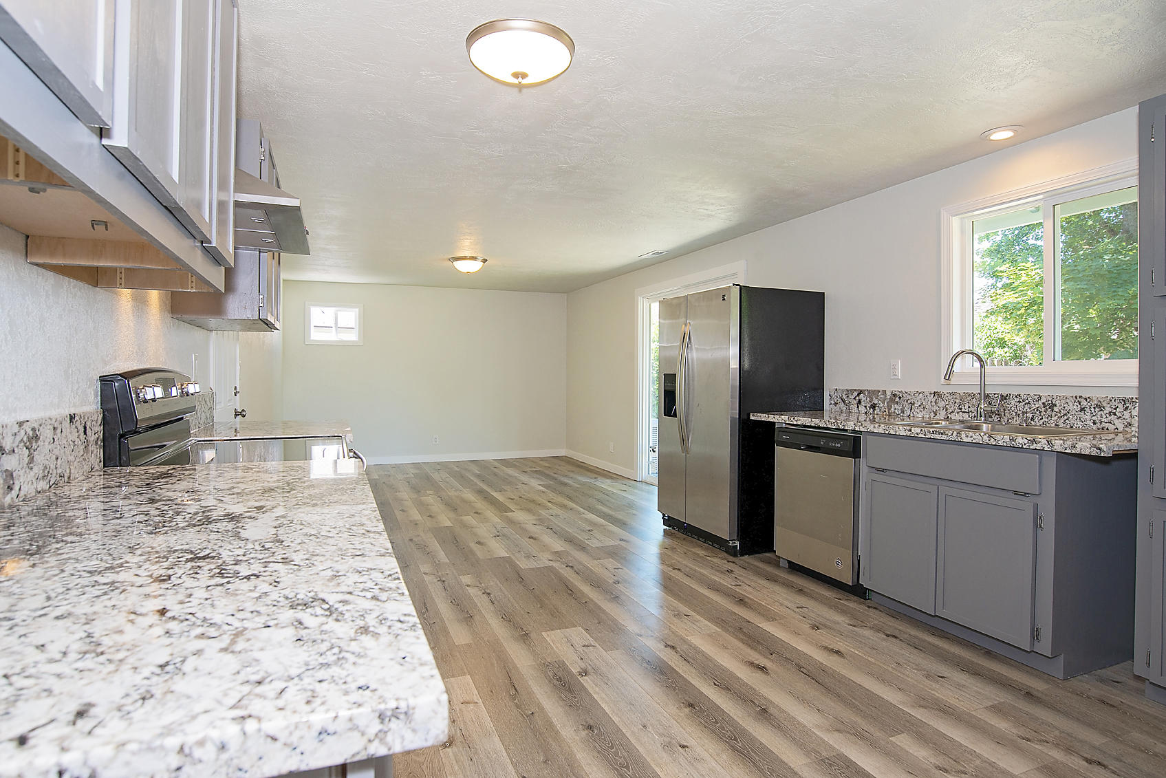 112 Vincent Avenue Central Point, OR 97502 - Photo 7 of 29 Kitchen