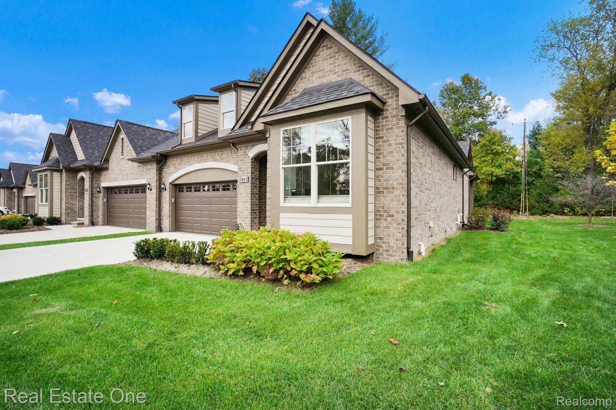 1047 Hampshire Court Rochester, MI 48307 - Photo 3 of 38 DSC06625 (1).jpg