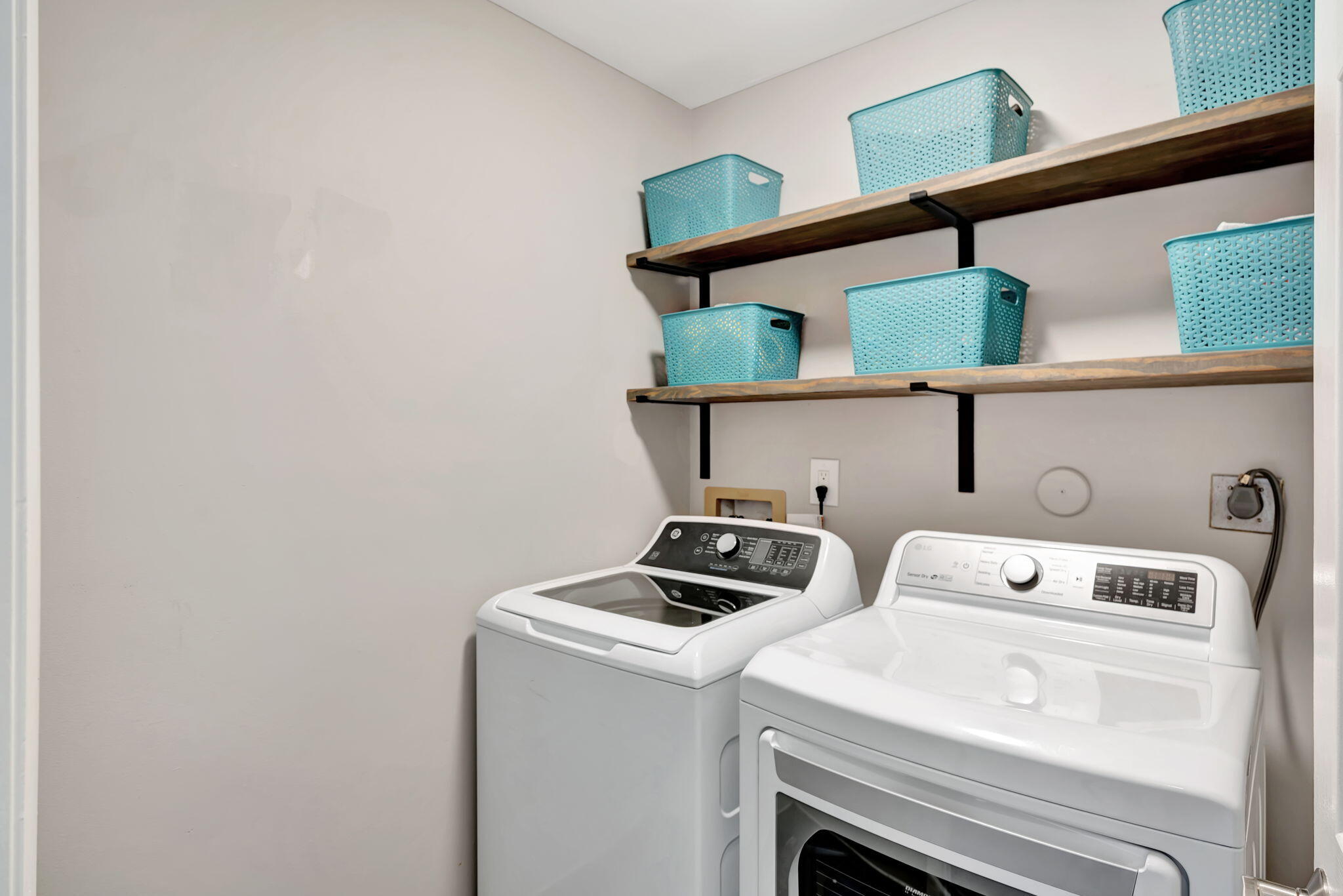 6247 Ungerer Street Jupiter, FL 33458 - Photo 20 of 36 a utility room with dryer and washer