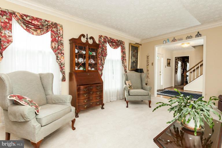 907 Metfield Road Baltimore, MD 21286 - Photo 18 of 26 Living Room