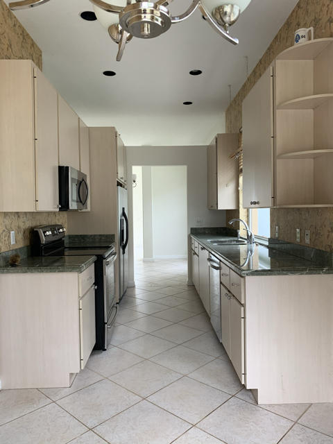 194 Hampton Place Jupiter, FL 33458 - Photo 7 of 12 Kitchen view into Living area