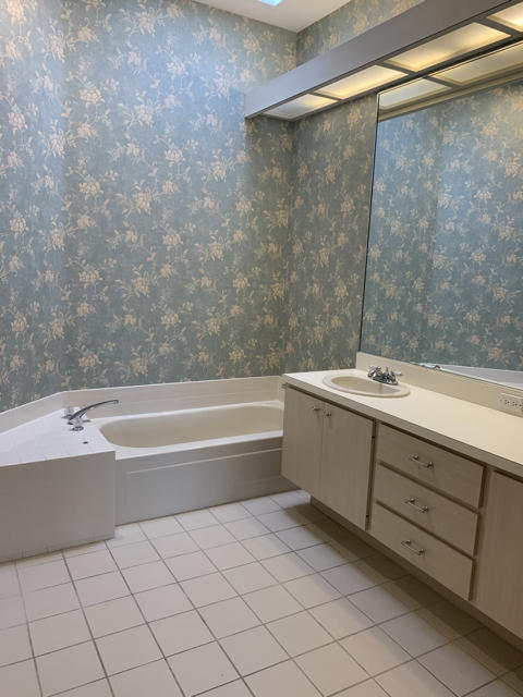 194 Hampton Place Jupiter, FL 33458 - Photo 8 of 12 Master Bathroom