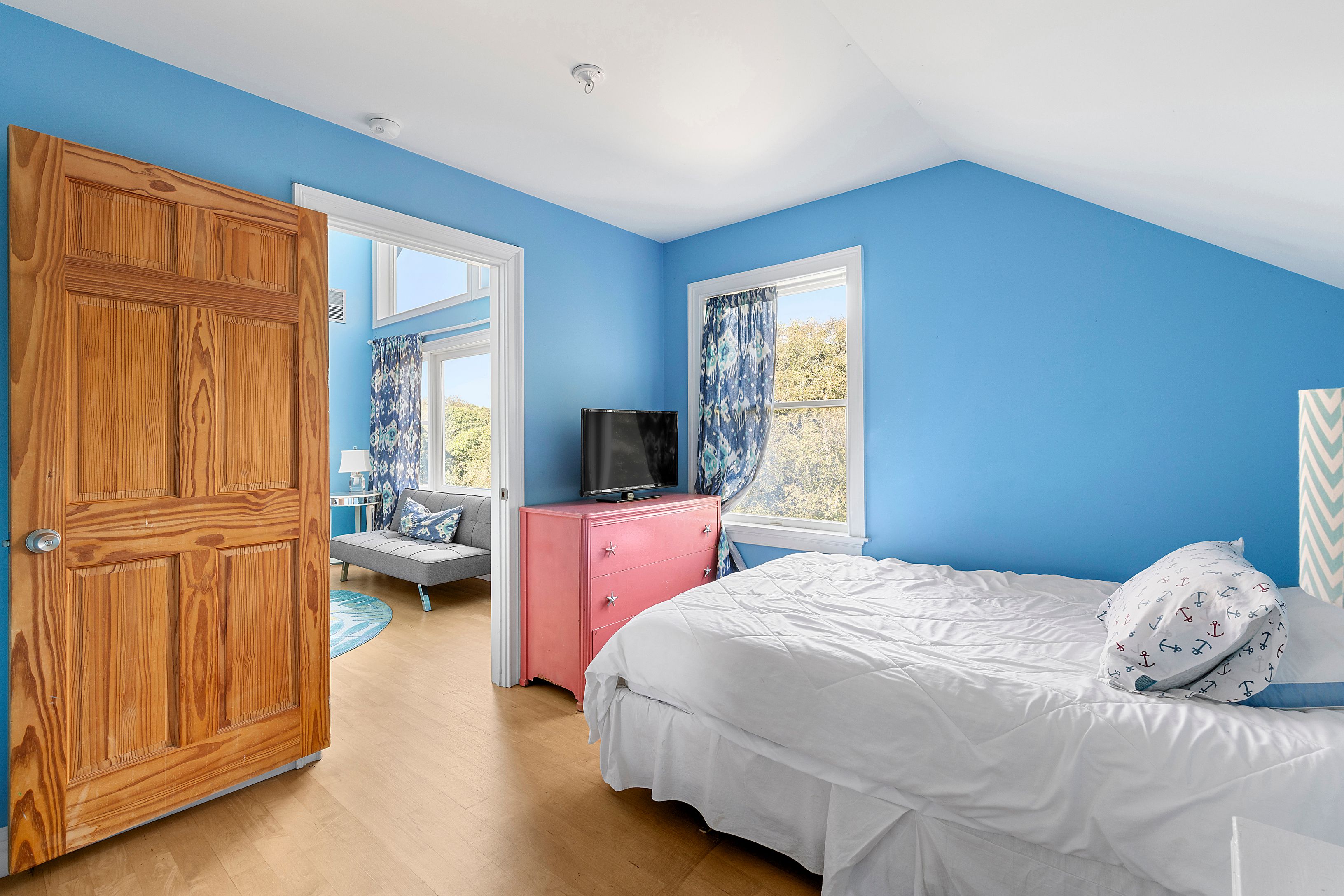 4 Bayberry Road Montauk, NY 11954 - Photo 17 of 29 a bedroom with a large bed couch and a window