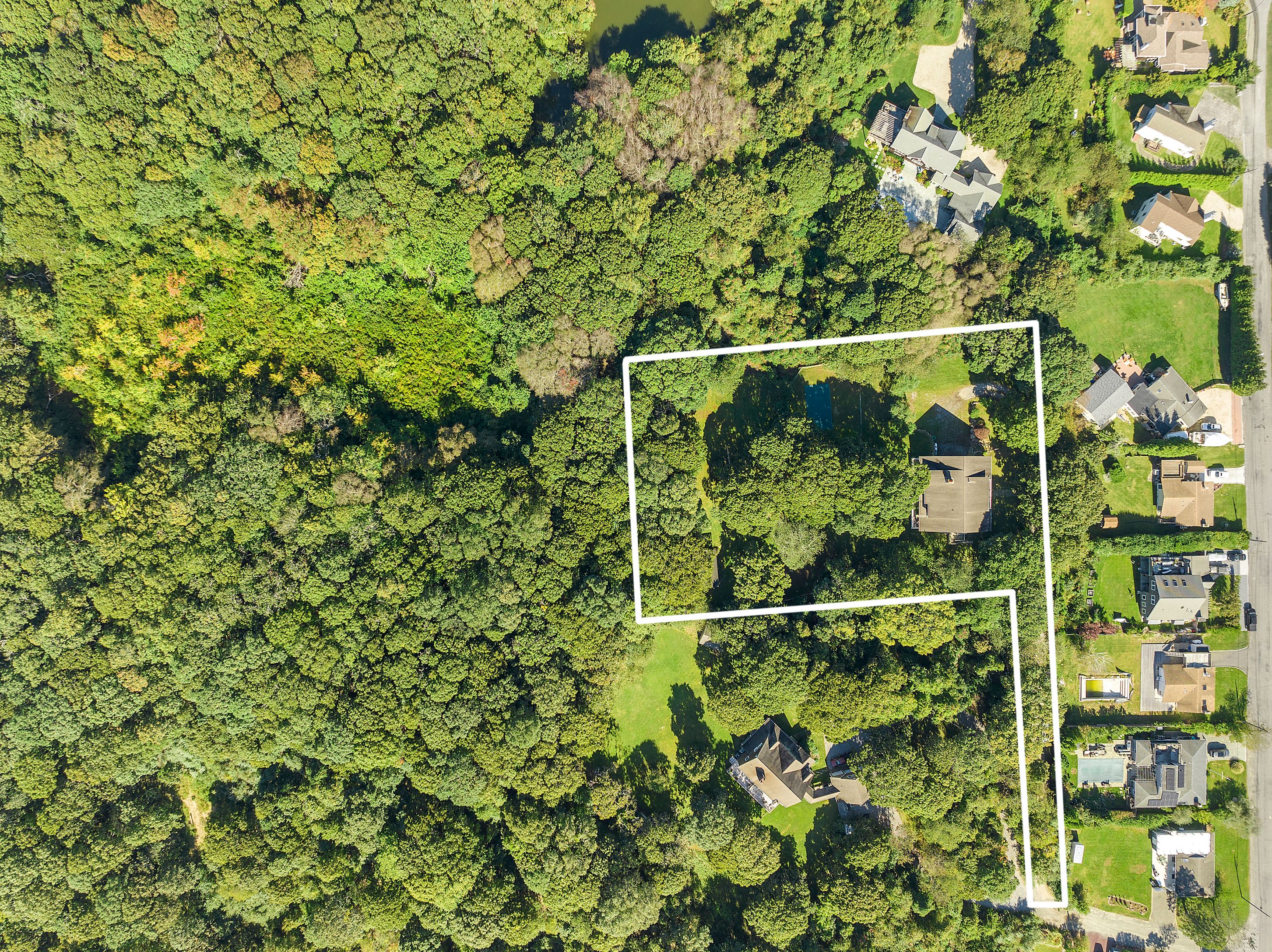 4 Bayberry Road Montauk, NY 11954 - Photo 28 of 29 a backyard of a house with lots of green space