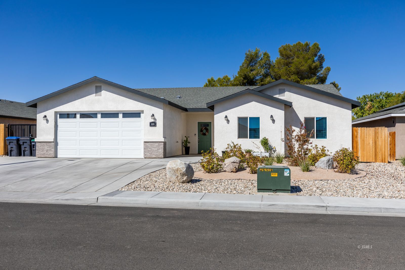 809 Paradise Drive Ridgecrest, CA 93555 - Photo 1 of 35 a front view of a house with a yard