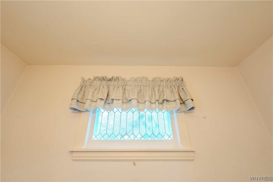 4031 Lewiston Road Niagara Falls, NY 14305 - Photo 11 of 42 Lead glass windows adds charm