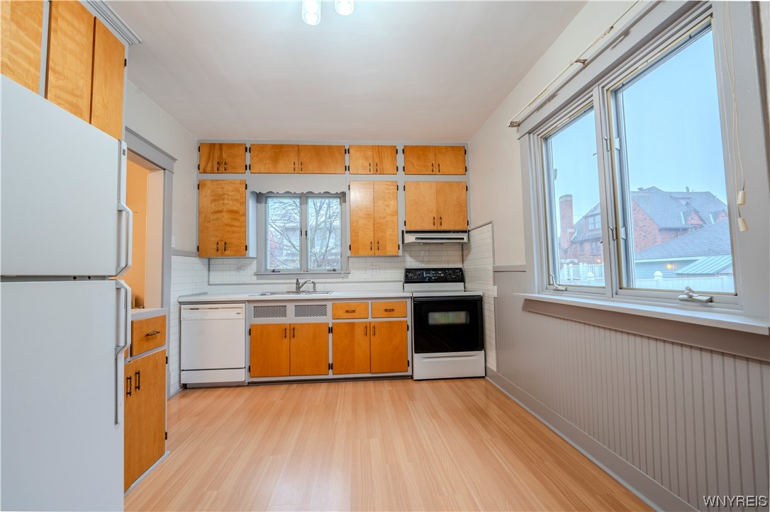 4031 Lewiston Road Niagara Falls, NY 14305 - Photo 13 of 42 New laminate flooring